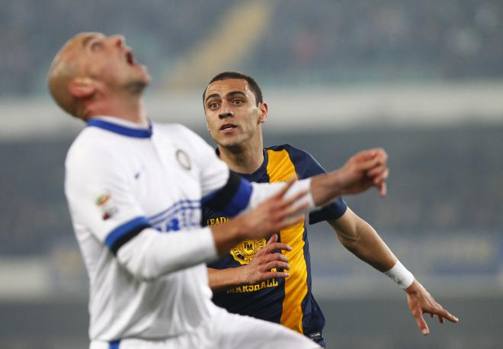 Romulo ipnotizzato da Cambiasso. Cambiasso ipnotizzato da... Palla o cielo? LaPresse